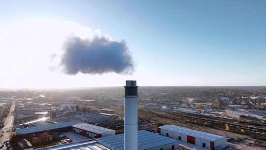 大量烟雾进入大气的工业烟囱