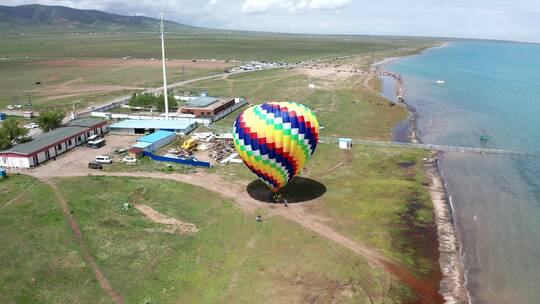 青海海南藏族自治州青海湖二郎剑景区热气球视频素材模板下载