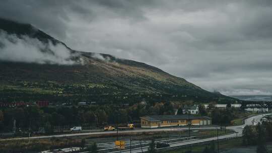 覆盖山顶的厚厚的云层