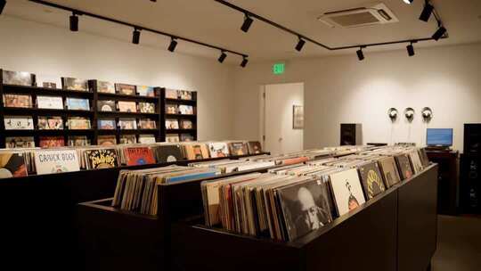 唱片店内陈列的大量唱片