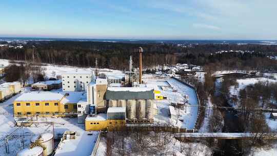 立陶宛锡卢特冬季森林背景工业建筑的鸟瞰图视频素材模板下载
