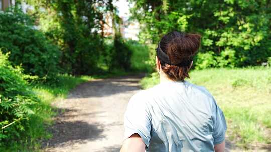 夏季公园的年轻女子跑步者训练特写健身女子