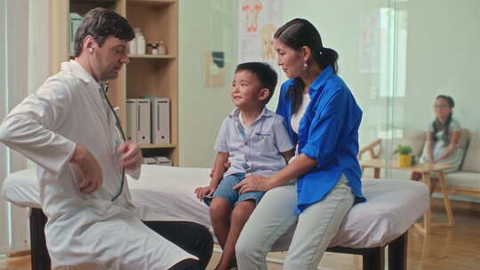 儿科医生使用听诊器倾听患病儿童的呼吸视频素材模板下载