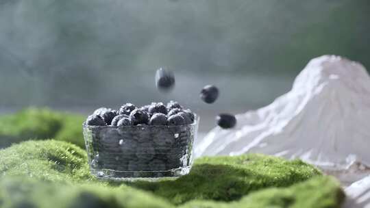 玻璃碗中掉落的新鲜蓝莓升格慢镜头视频素材模板下载
