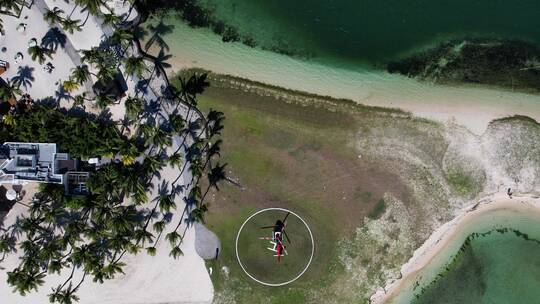 航拍拖尾沙滩上的直升飞机停机坪