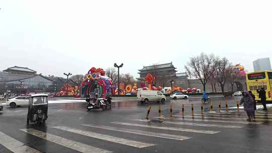 街头有特色装饰的城市道路景象