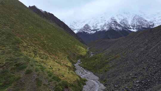 航拍四川贡嘎山区雪山河流生态风光