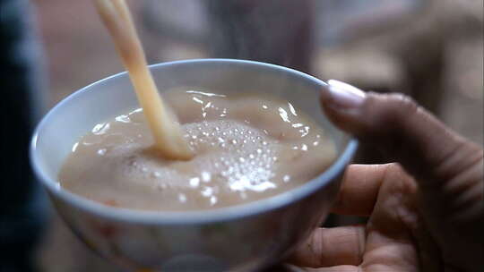 倒奶茶 喝奶茶 吃奶豆腐高清实拍视频素材