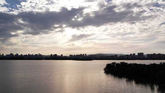 城市湖水大景