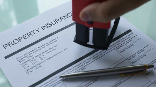 待处理的财产保险单，官方纸上的手工盖章，视频素材模板下载