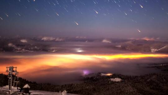 从山上看到令人印象深刻的流星雨