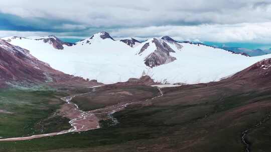 青藏高原唐古拉山雪山风光航拍