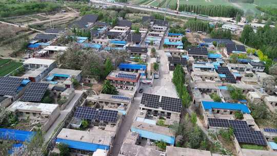 村庄屋顶太阳能设施俯拍