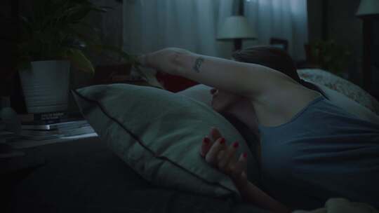 女人，醒来，卧室，闹钟