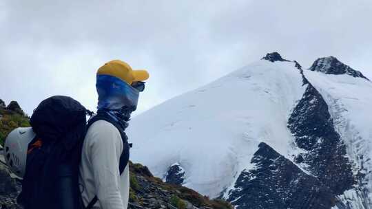 攀登贡嘎山卫峰乌库楚雪山的登山者徒步行进