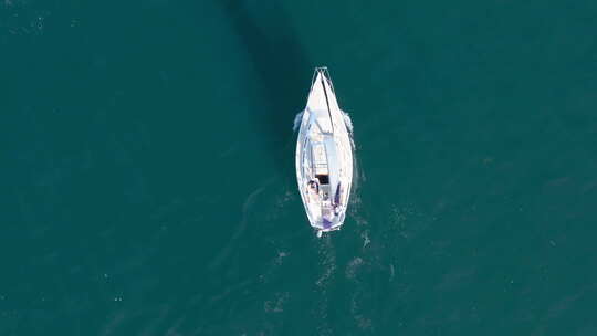 漂浮在太平洋上的帆船美国加利福尼亚州圣巴