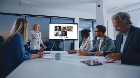 商务商人在会议室开视频会议视频素材模板下载