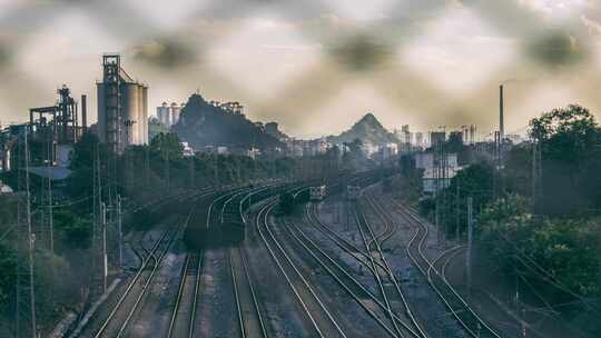 广西柳州市隔着铁丝网拍摄货运火车延时摄影