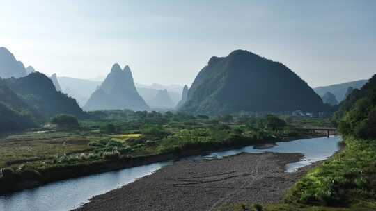 阳光下桂林山谷中的河流草地和露营基地