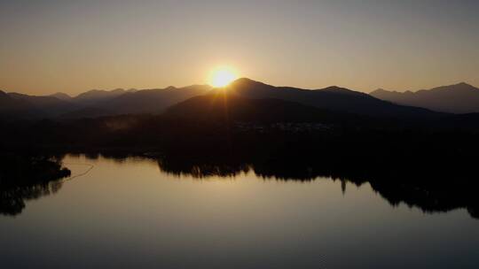 航拍西湖的金色夕阳美景