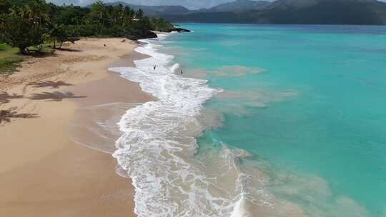 无人机拍摄的加勒比湾与自然和海滩与蓝色的