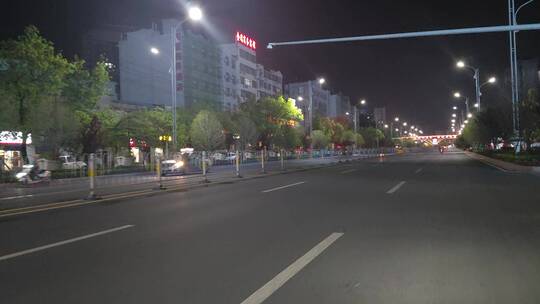 城市夜景街头景象商铺行人路上交通