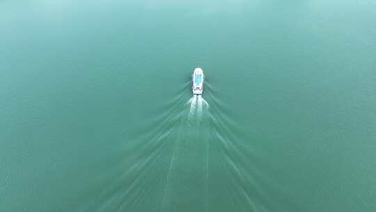 鄱阳湖游船航拍湖面上的观光游艇俯拍湖水