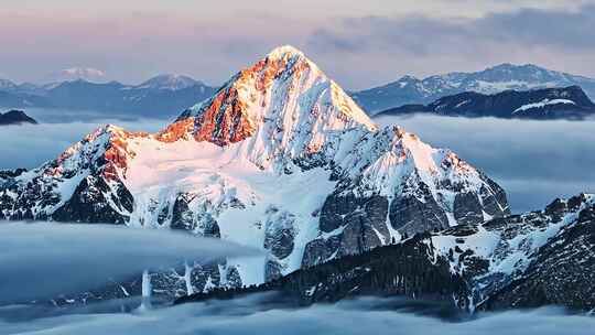 雪山云海壮丽景观