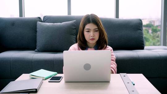 美女居家办公疲劳过度打呵欠趴在桌面休息