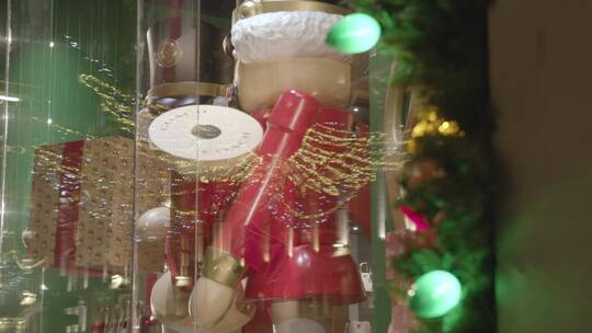 伦敦摄政街商店橱窗里的圣诞礼品视频素材模板下载