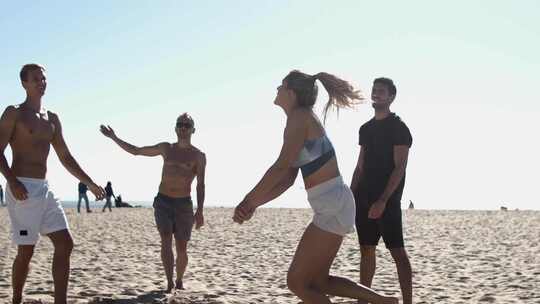 朋友一起玩沙滩排球3