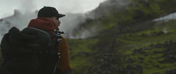 冰岛徒步旅行的摄影师