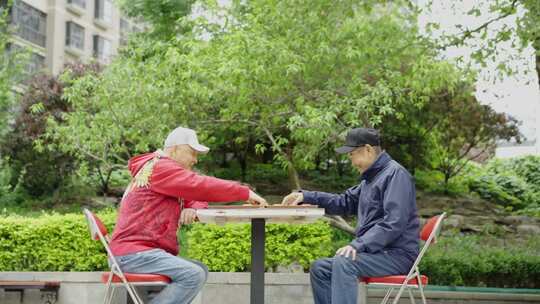 老人户外下棋场景