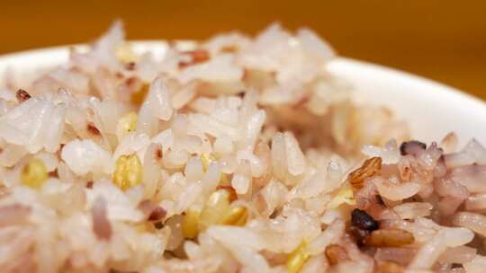 多种有机谷物米饭健康营养膳食的展示