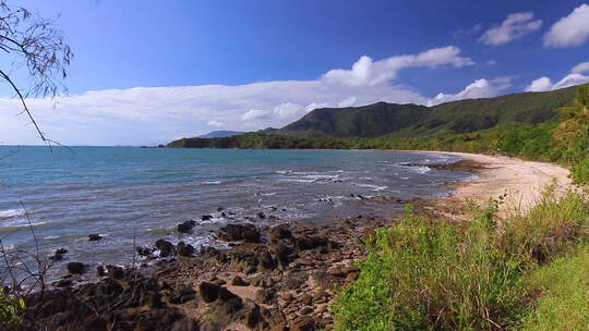 海岸边的岩石海滩