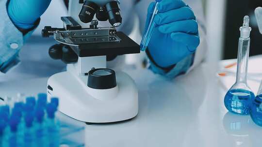医学技术人员在实验室使用显微镜