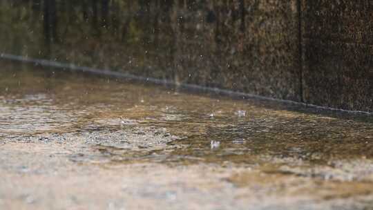 路边地面雨水滴答微距升格