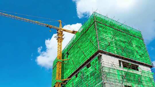 建筑工地塔吊与在建高楼