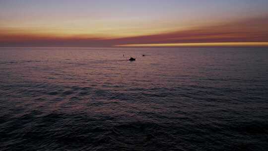 日落时海洋中的两艘剪影船。空中。