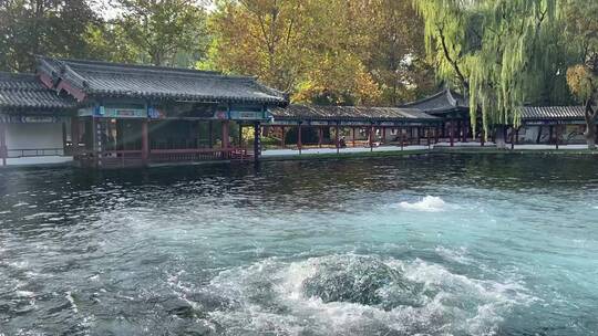 济南百脉泉景区，名泉水喷涌势头强劲