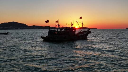 航拍唯美渔船夕阳