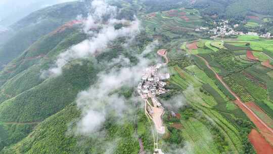 航拍云南东川红土地·落霞沟晨雾前进运镜1