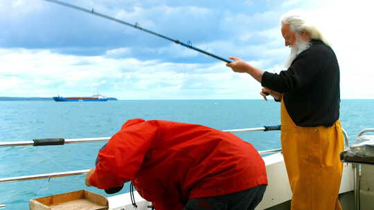 渔民在船上捕鱼视频素材模板下载