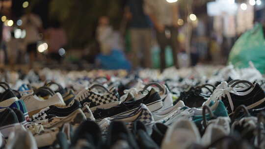泰国街头市场摊位上的大量拖鞋