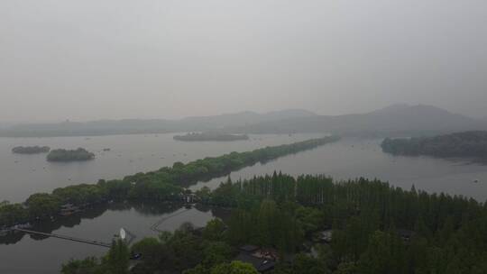 烟雨蒙蒙苏堤降落