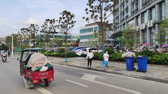 城市道路建筑春天花草树木商铺店面马路汽车