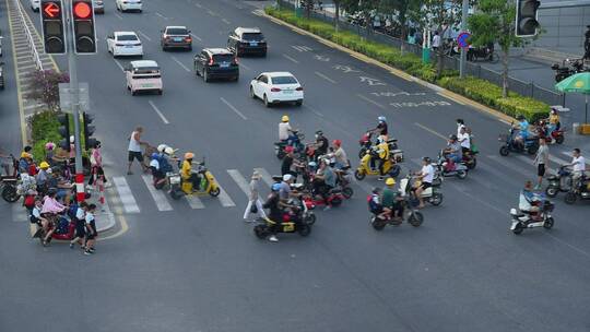 城市路口红绿灯过马路