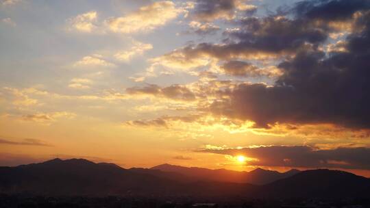 山上日落延时天空夕阳傍晚阳光云朵丁达尔光