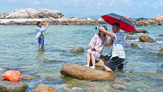 海南三亚蜈支洲岛海岸线白沙滩上大量游客