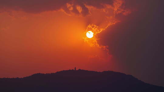 【延时】日落时山顶的红日
